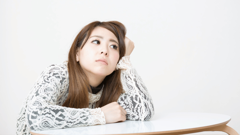 ボーッとしている女性