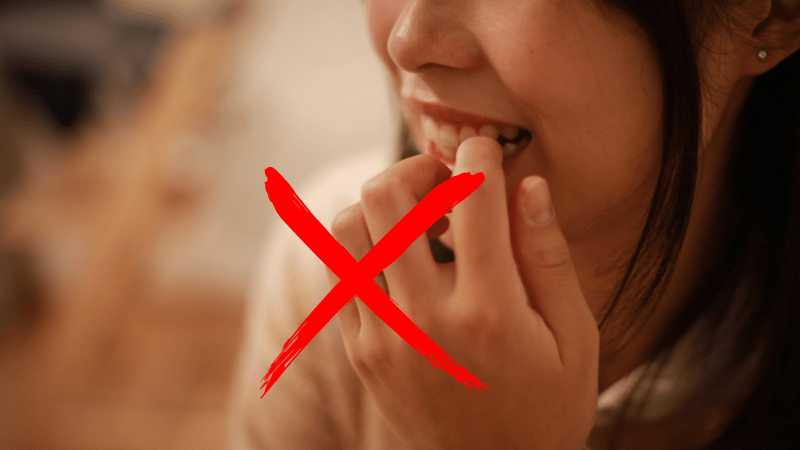 爪噛みをする女性