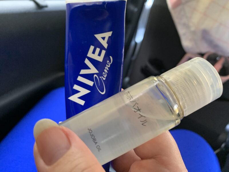 ホホバオイルとニベアクリーム