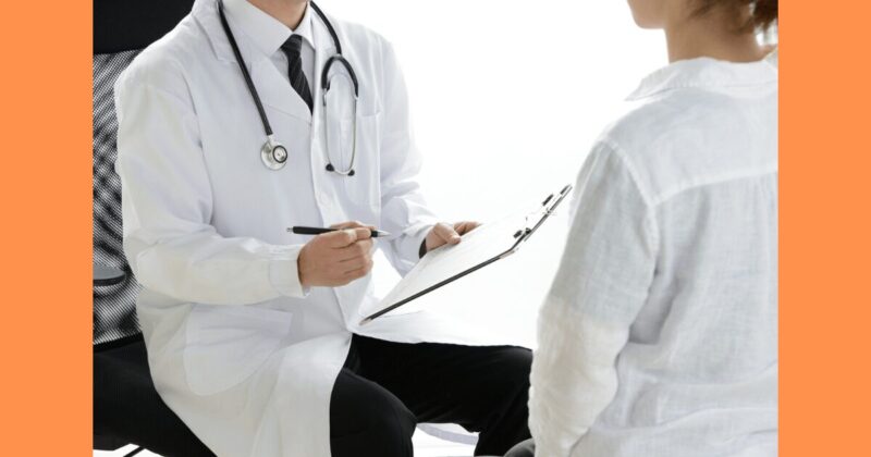 医師の診察を受ける女性