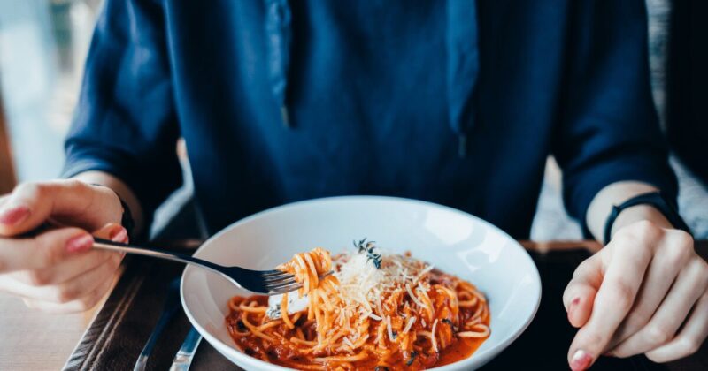パスタランチを食べる女性