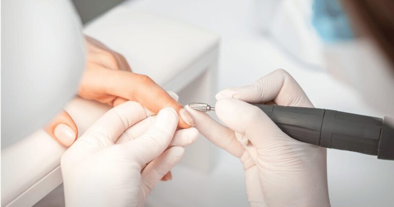 ジェルネイルの施術風景