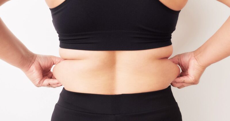 女性の背中と脇腹についたお肉