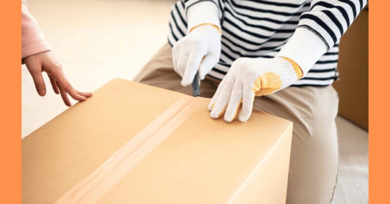 ダンボールの開封風景