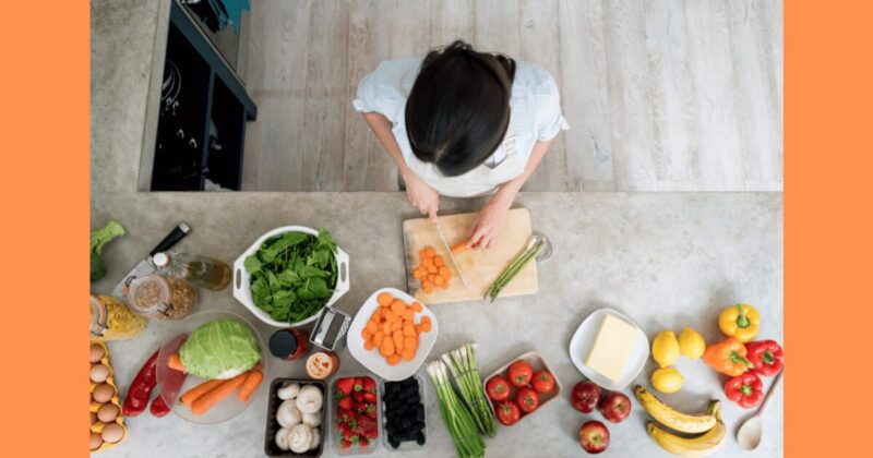 お料理する忙しいママ