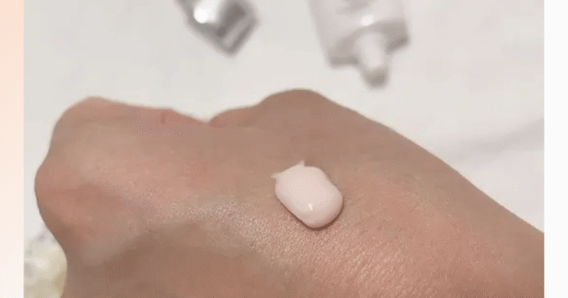 ハンドクリームを乗せた手